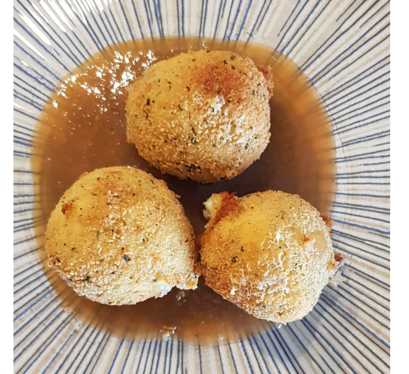 Croquetas de queso cabrales con salsa de membrillo