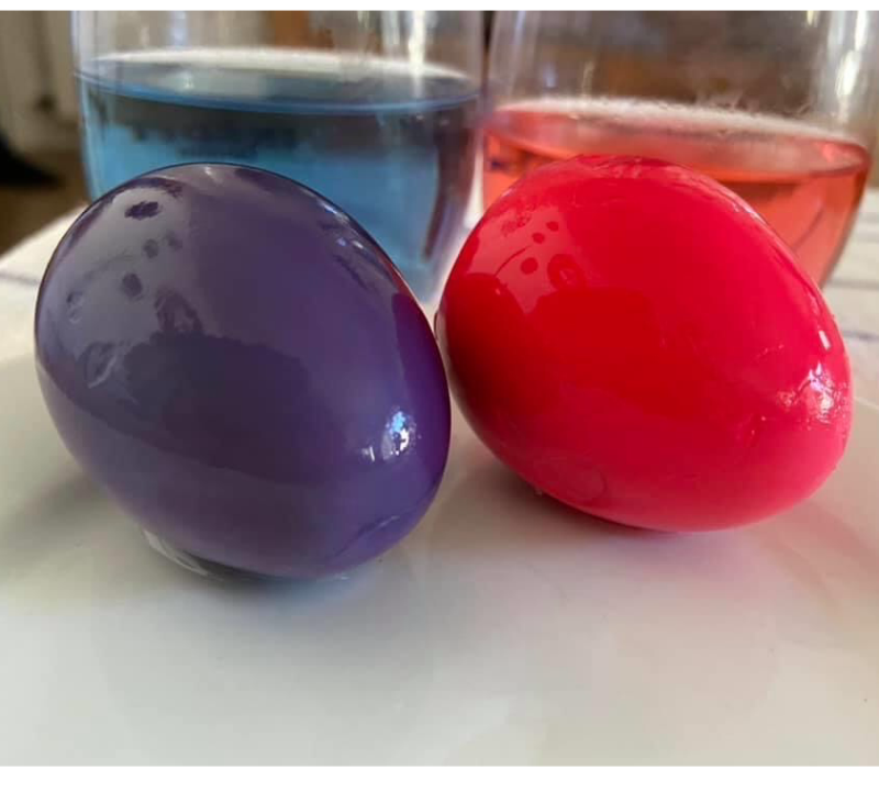 Huevos teñidos para pascua