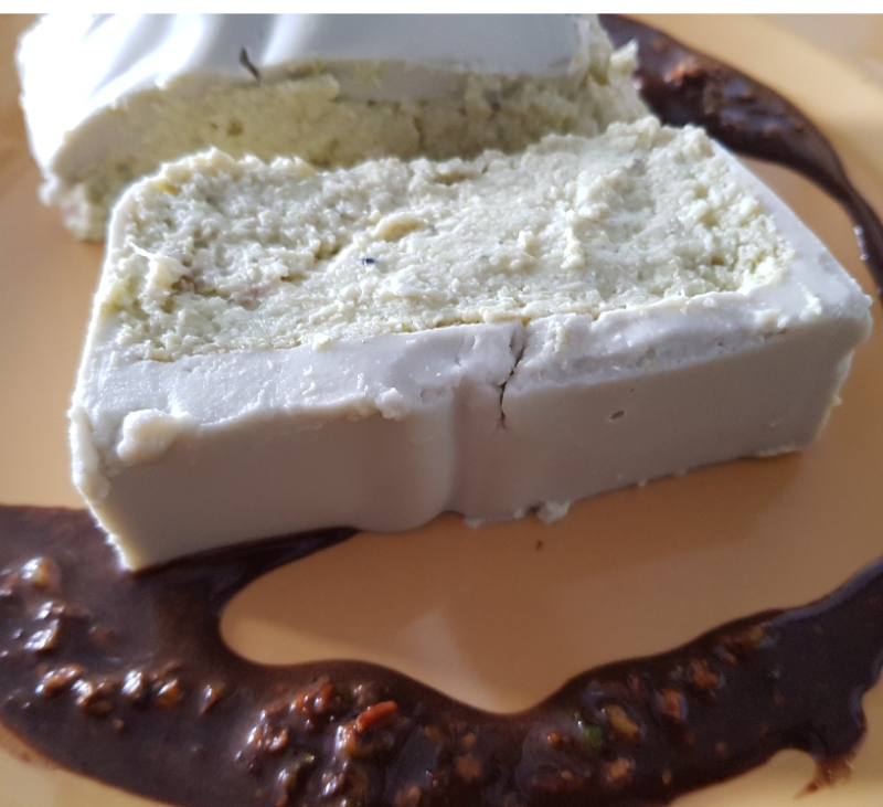 Pastel de Puerros y Queso Azúl con vinagreta de pistachos