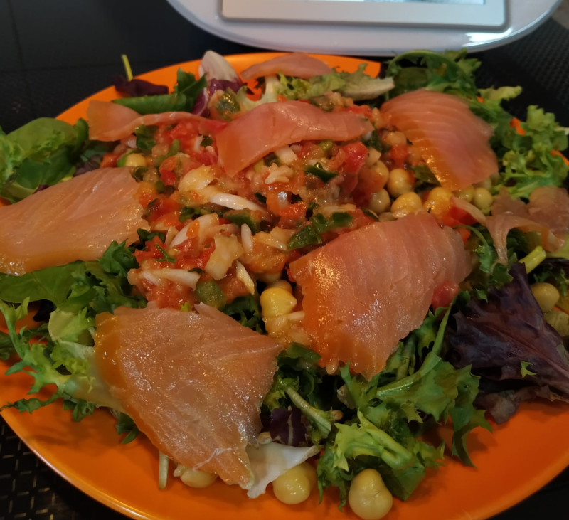 Ensalada de legumbres con salmón