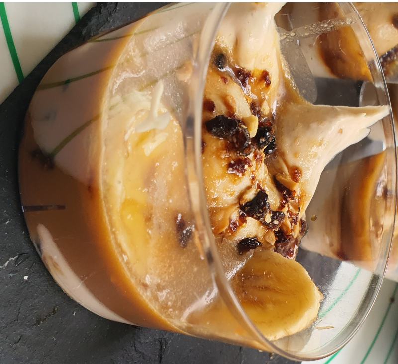 Semifrío de plátano con salsa de toffee