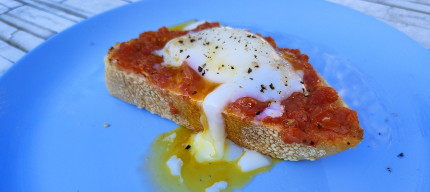 Bruschetta de tomate con huevo a baja temperatura