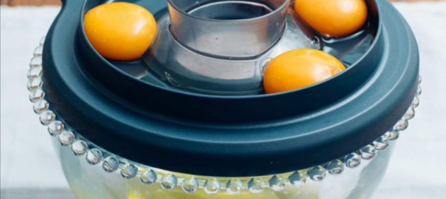 TRUCO - Utiliza la tapa de Thermomix® como embudo y para separar las claras de las yemas de los huevos.