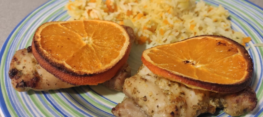 Contramuslos de pollo asados con especias a la naranja y arroz basmati con pasas