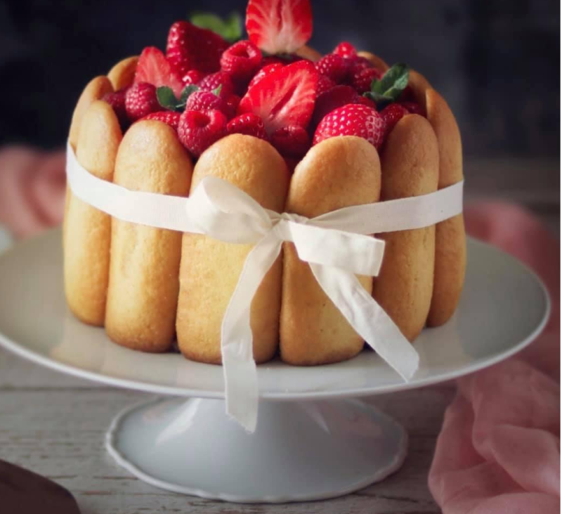 CHARLOTA DE CHOCOLATE CON FRESAS Y FRUTOS ROJOS.