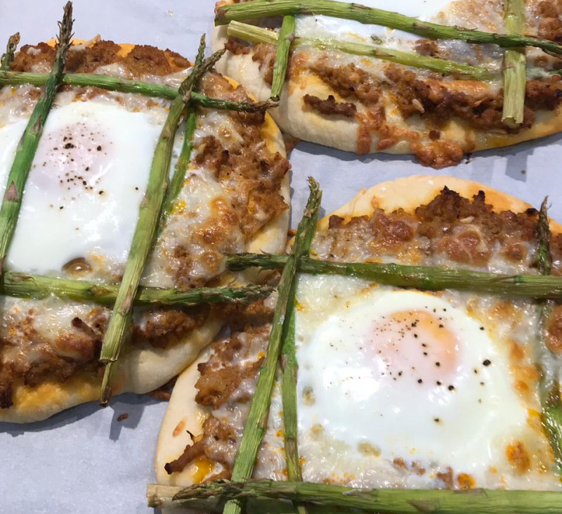 Pizzetas de carne con espárragos y huevos