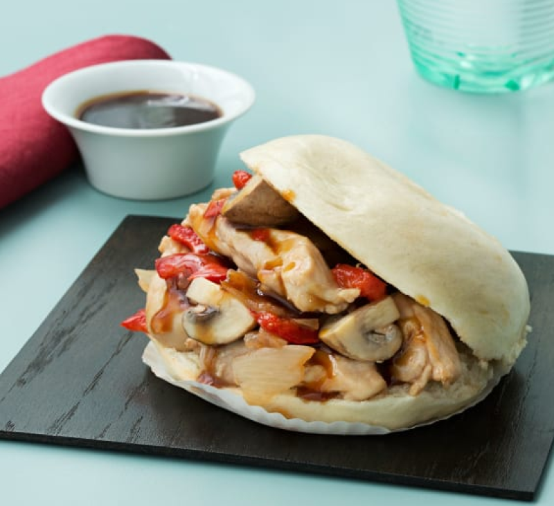 Pan bao y pollo en salsa teriyaki