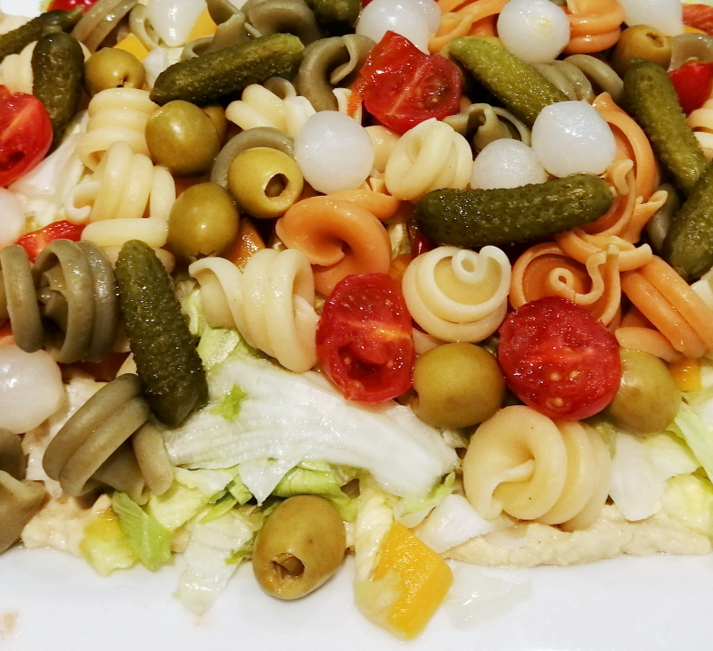 Ensalada de pasta tricolor con hummus y frutas con Thermomix®