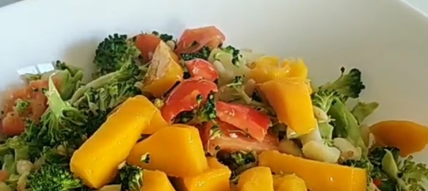 Ensalada de brócoli y mango