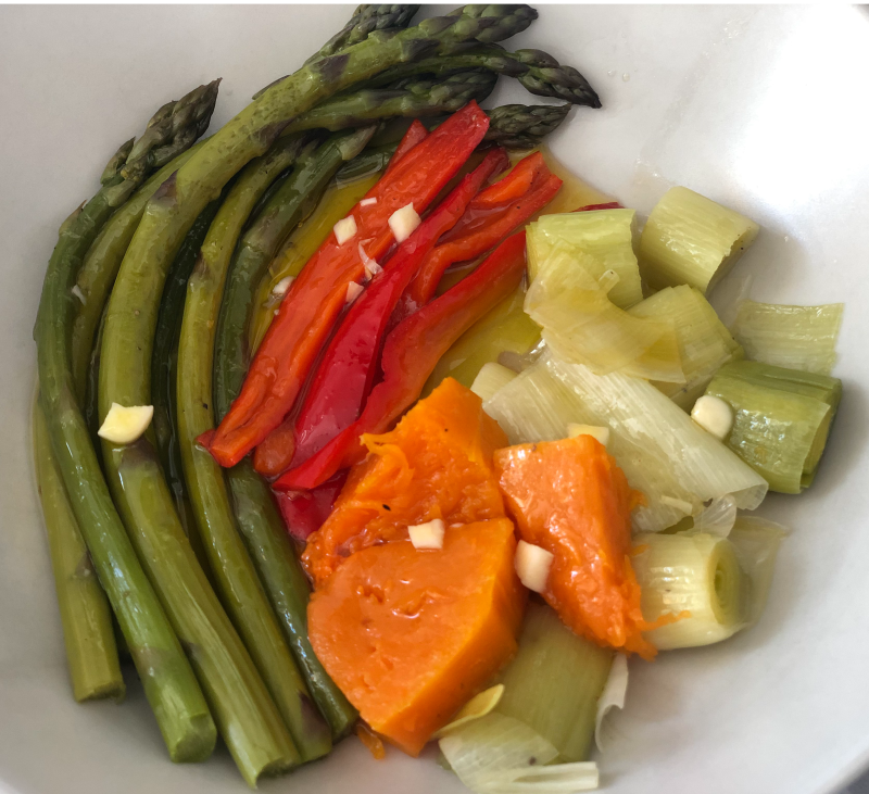 Ensalada de verduras al vapor y rollo de pavo relleno al gusto