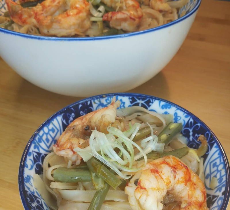 Cocina asiática: noodles sin gluten con langostinos y chalota