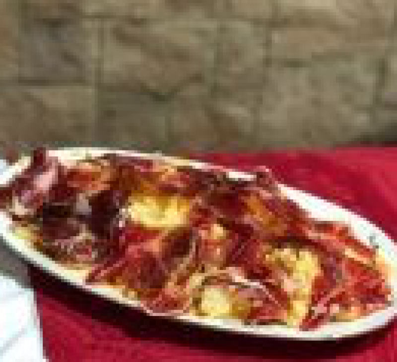 Huevos rotos con jamón .