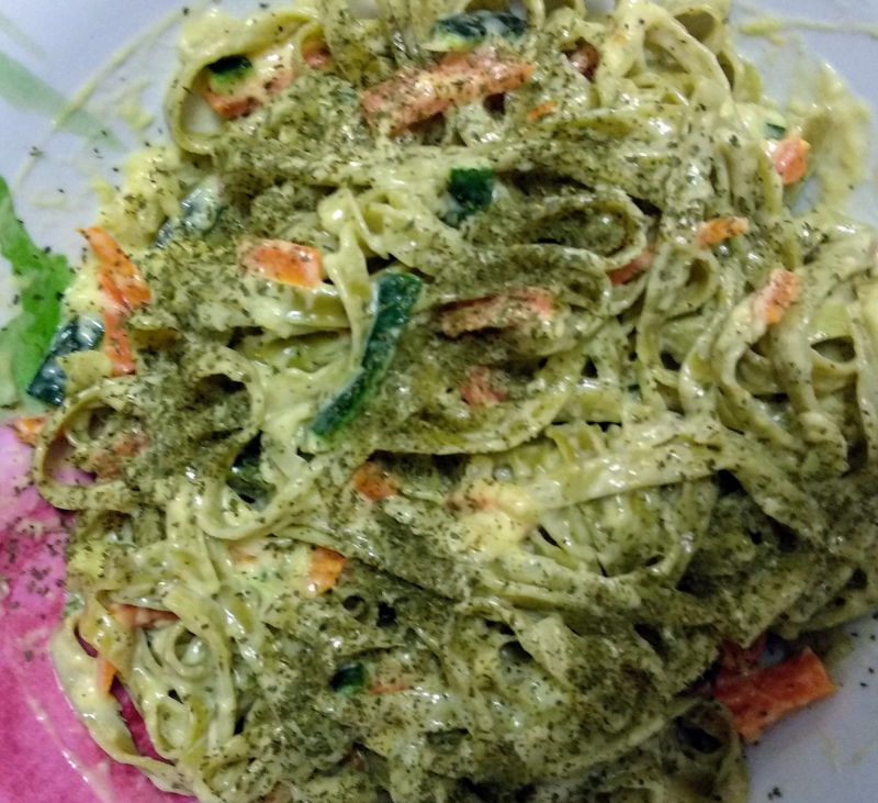 Tagliatelle de espinacas con carbonara ligera de verduras