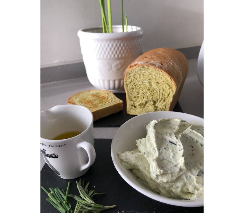 Pan de Albahaca, queso a las hierbas y aceite de limón con Thermomix®