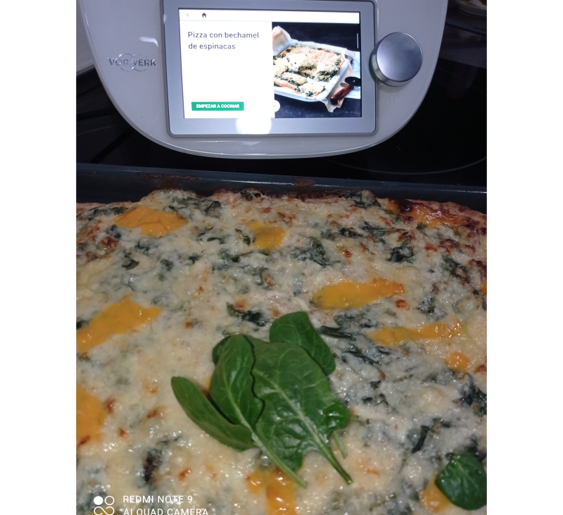 Pizza con bechamel de espinacas