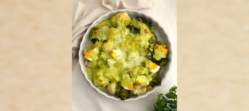 Brócoli y coliflor con salsa de queso y calabacín