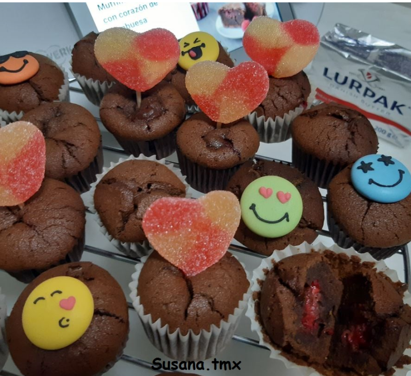 Muffins de chocolate con corazón de frambuesa sin gluten (Lurpak)