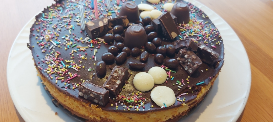 Tarta de calabaza con base de galletas y cobertura de chocolate