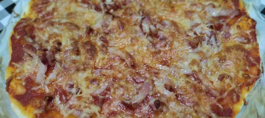 Pizza base Napolitana de bacon y queso