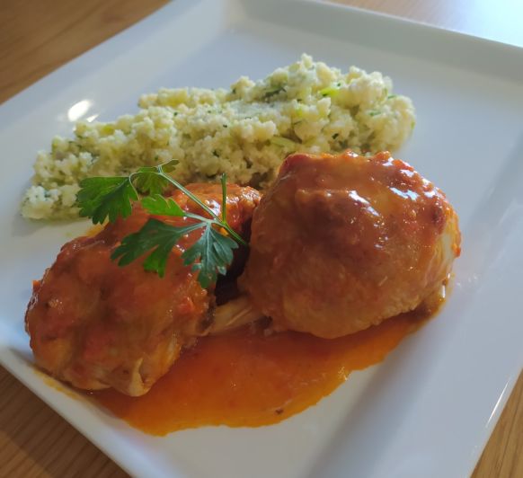 MUSLOS DE POLLO EN SALSA DE PIMIENTO CUSCÚS CON CALABACÍN Y FETA