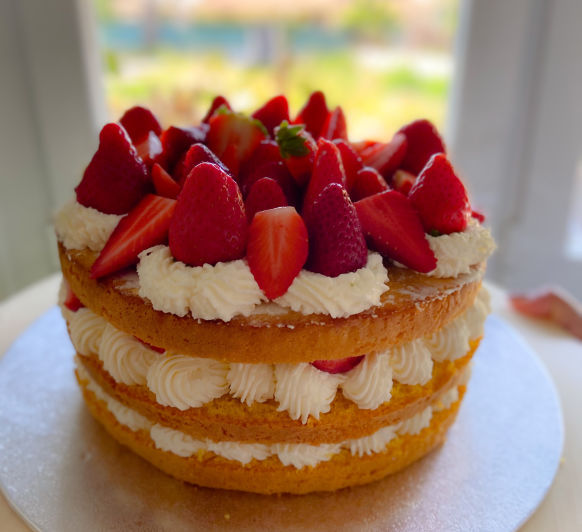 Tarta de fresas con nata