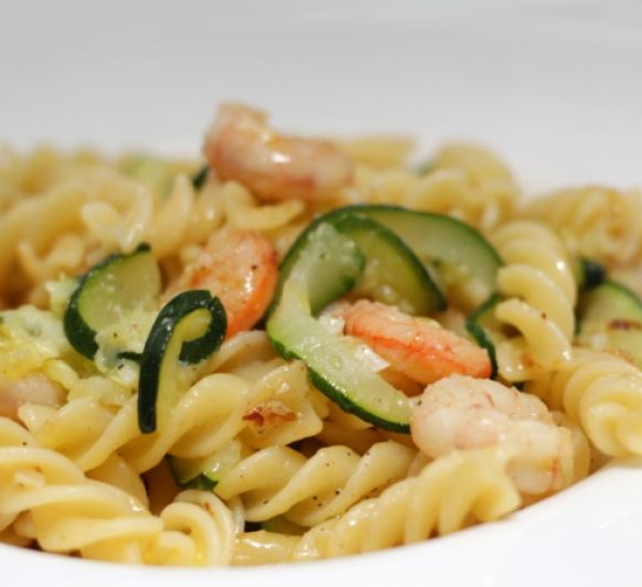 Fusili con calabacín y gambas.
