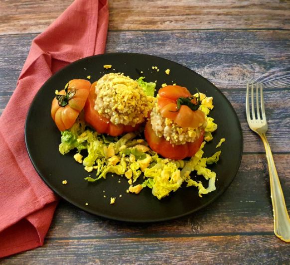 Tomates rellenos con guacamole de huevo duro y atún