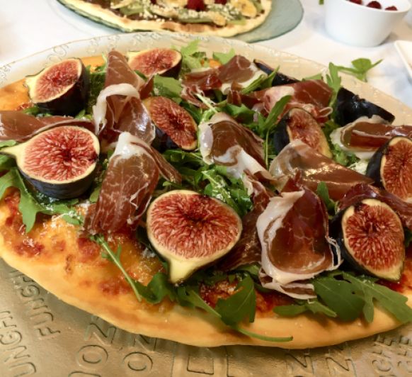 PIZZA DE JAMON , RÚCULA Y HIGOS