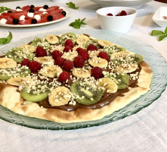 PIZZA DE CREMA DE CACAO Y FRUTA