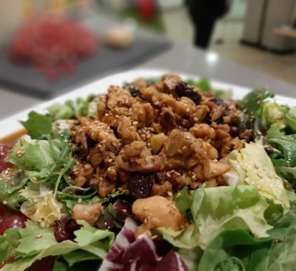 ENSALADA POLLO DORADO, UVAS Y PASAS