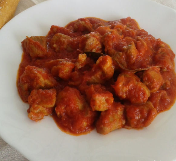 Carne con tomate