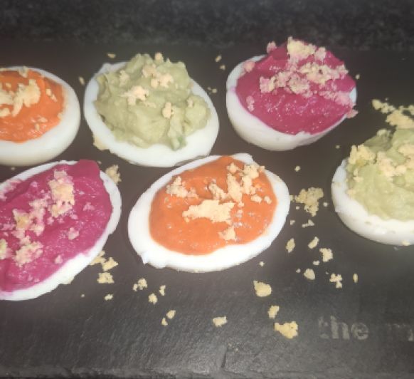 Huevos rellenos de hummus tricolor de aguacate, pimiento rojo y remolacha