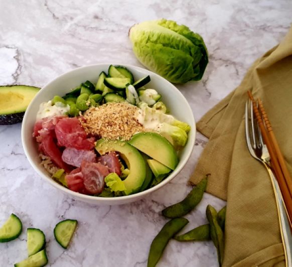 Poke bol de atún, aguacate y salsa wasabi